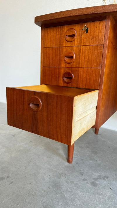 
                  
                    Vintage bureau met bar teak Kai Kristiansen - LOUI.STORE
                  
                