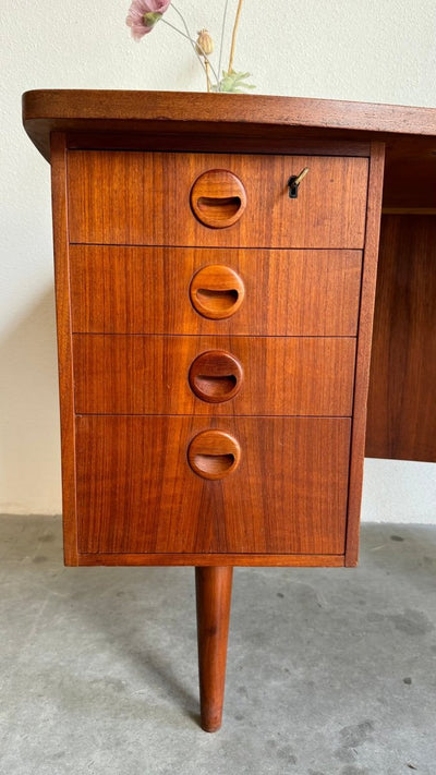 
                  
                    Vintage bureau met bar teak Kai Kristiansen - LOUI.STORE
                  
                
