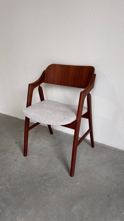
                  
                    Vintage bureau stoel teak - LOUI.STORE
                  
                