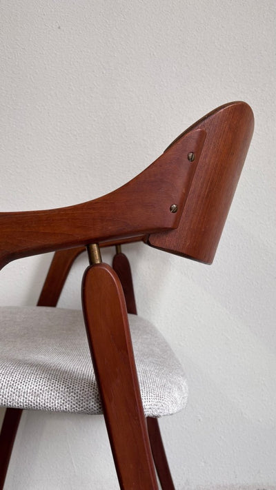 
                  
                    Vintage bureau stoel teak - LOUI.STORE
                  
                