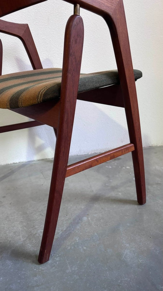 
                  
                    Vintage bureau stoel teak - LOUI.STORE
                  
                