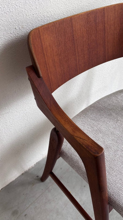 
                  
                    Vintage bureau stoel teak - LOUI.STORE
                  
                