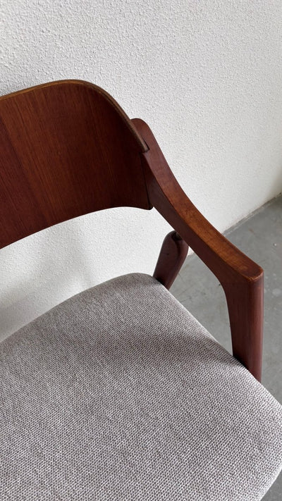 
                  
                    Vintage bureau stoel teak - LOUI.STORE
                  
                