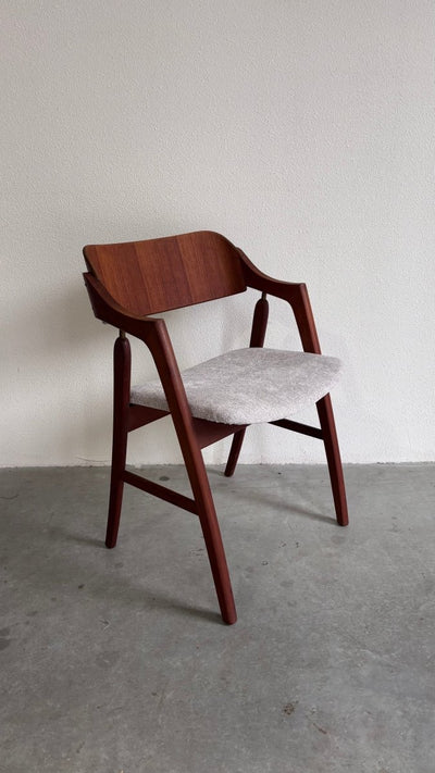 
                  
                    Vintage bureau stoel teak - LOUI.STORE
                  
                