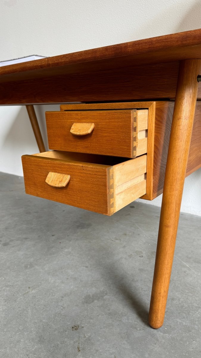 
                  
                    Vintage bureau tafel Poul volther - LOUI.STORE
                  
                