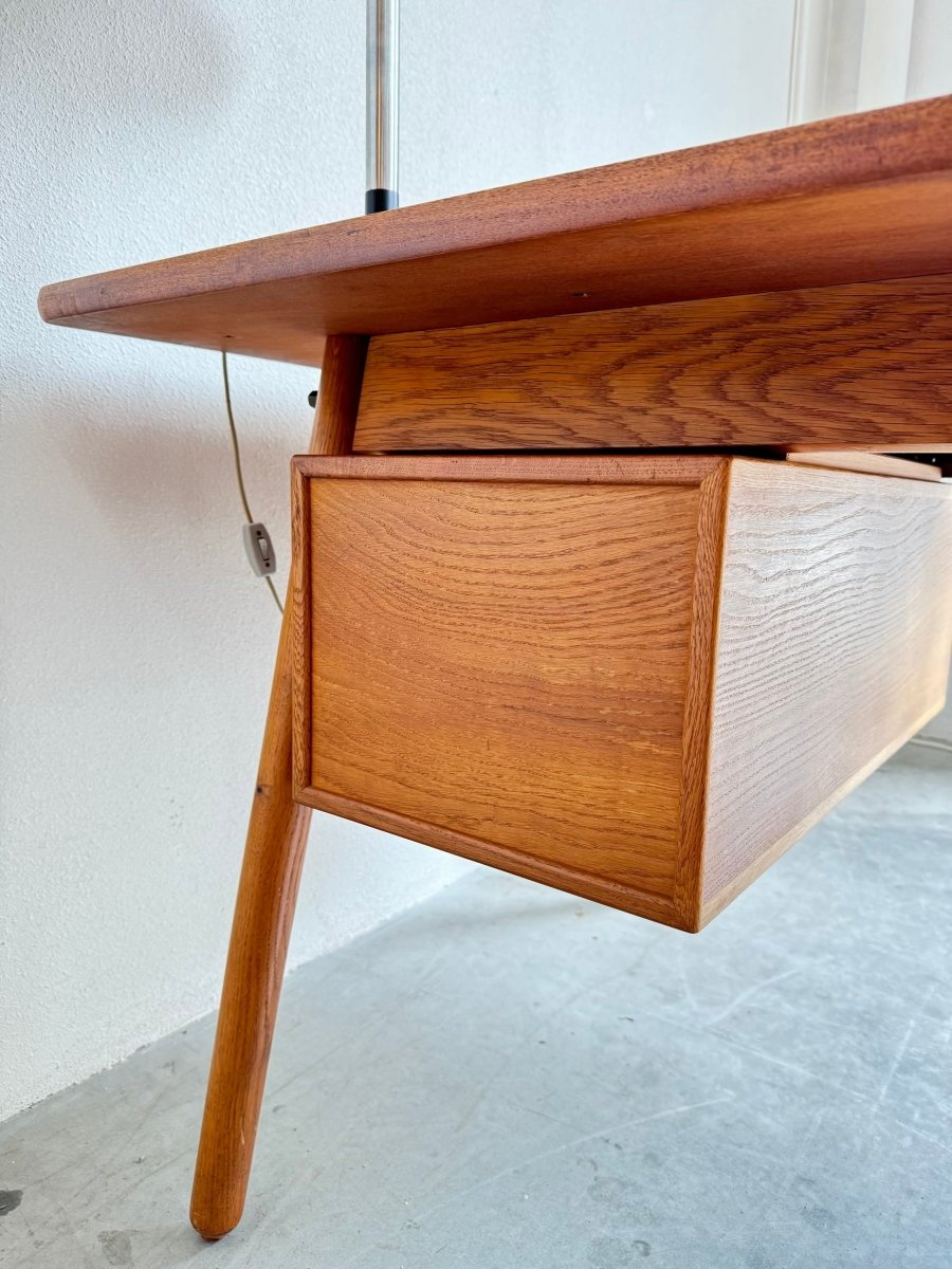 
                  
                    Vintage bureau tafel Poul volther - LOUI.STORE
                  
                