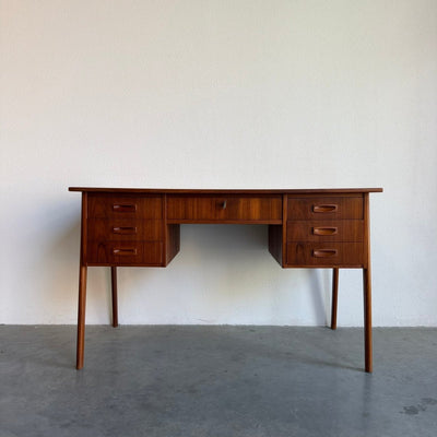 
                  
                    Vintage bureau teak 7 lades schuin frame - LOUI
                  
                