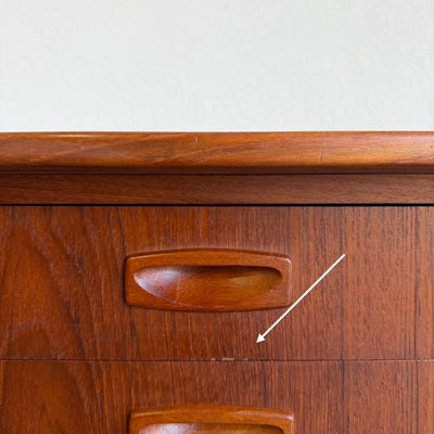 
                  
                    Vintage bureau teak 7 lades schuin frame - LOUI
                  
                