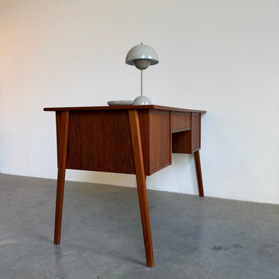 
                  
                    Vintage bureau teak 7 lades schuin frame - LOUI
                  
                