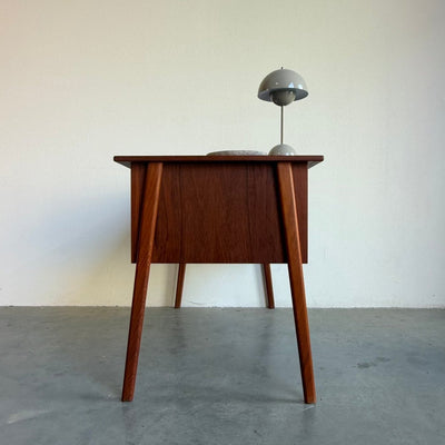 
                  
                    Vintage bureau teak 7 lades schuin frame - LOUI
                  
                