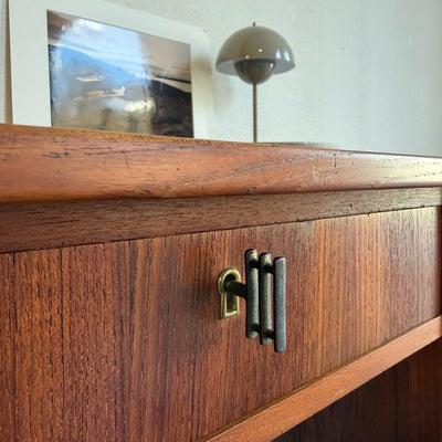 
                  
                    Vintage bureau teak 7 lades schuin frame - LOUI
                  
                