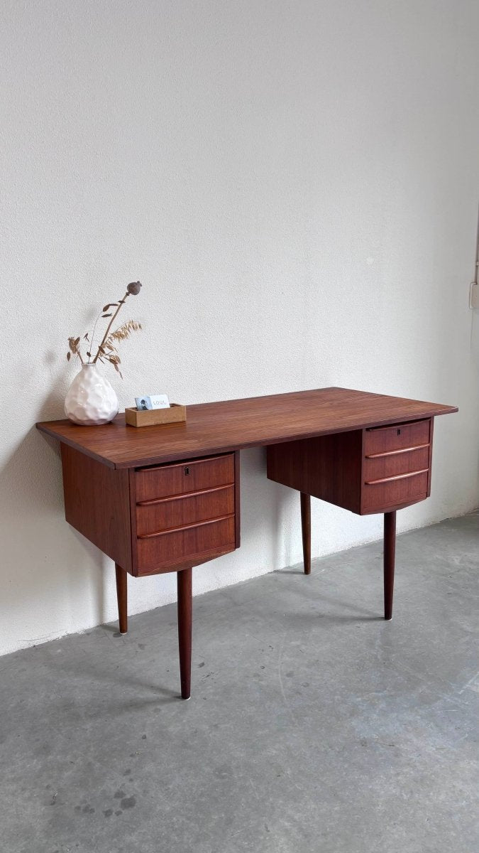 
                  
                    Vintage bureau teak hoge poten - LOUI.STORE
                  
                