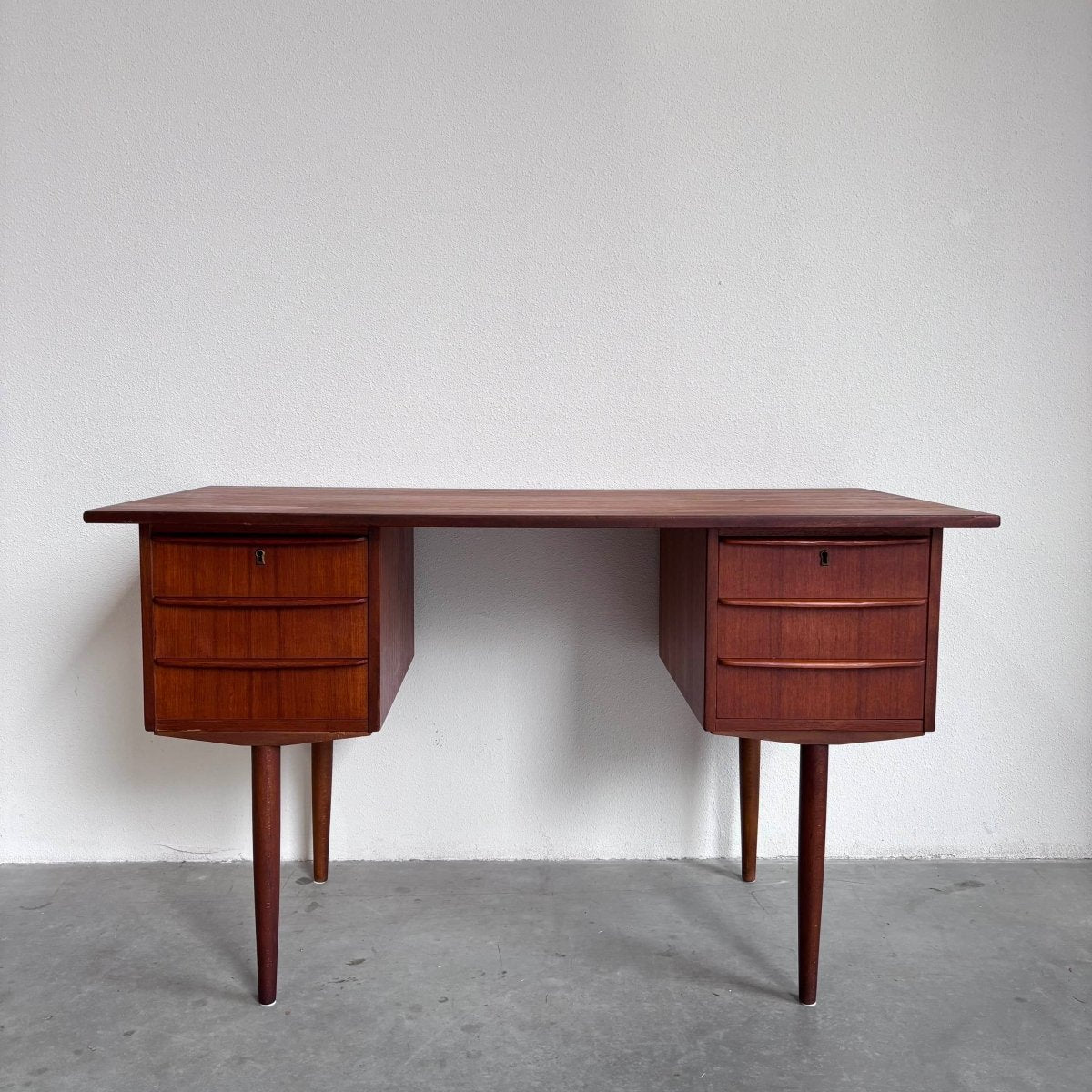 
                  
                    Vintage bureau teak hoge poten - LOUI.STORE
                  
                