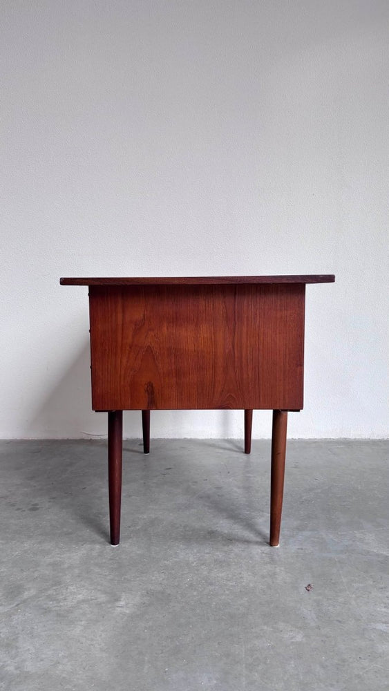 
                  
                    Vintage bureau teak hoge poten - LOUI.STORE
                  
                