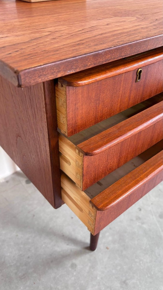 
                  
                    Vintage bureau teak hoge poten - LOUI.STORE
                  
                