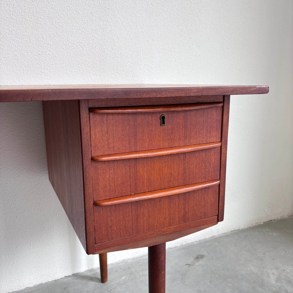 
                  
                    Vintage bureau teak hoge poten - LOUI.STORE
                  
                