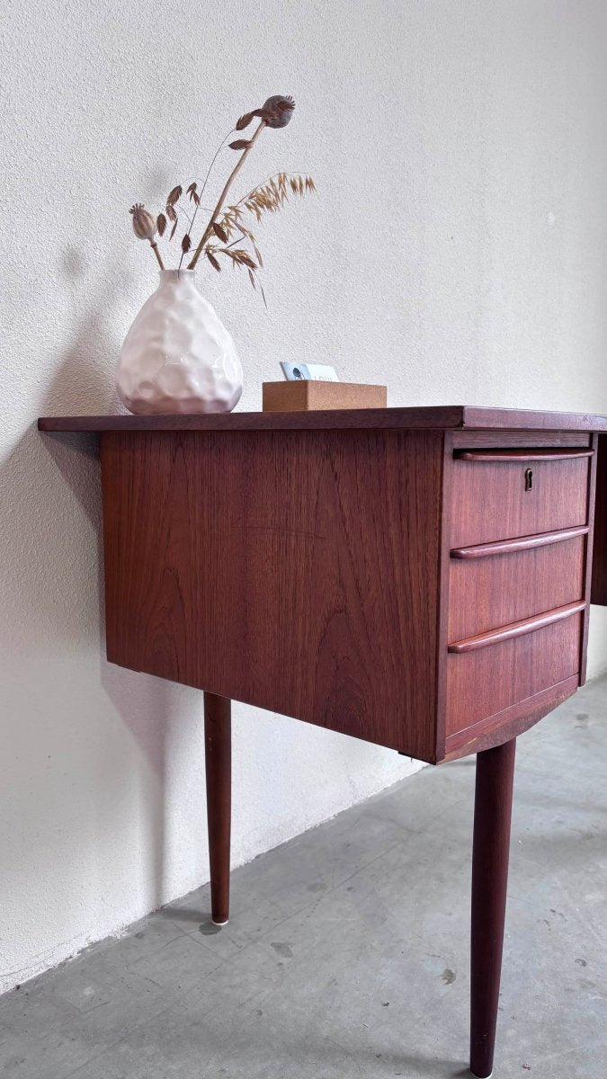 
                  
                    Vintage bureau teak hoge poten - LOUI.STORE
                  
                