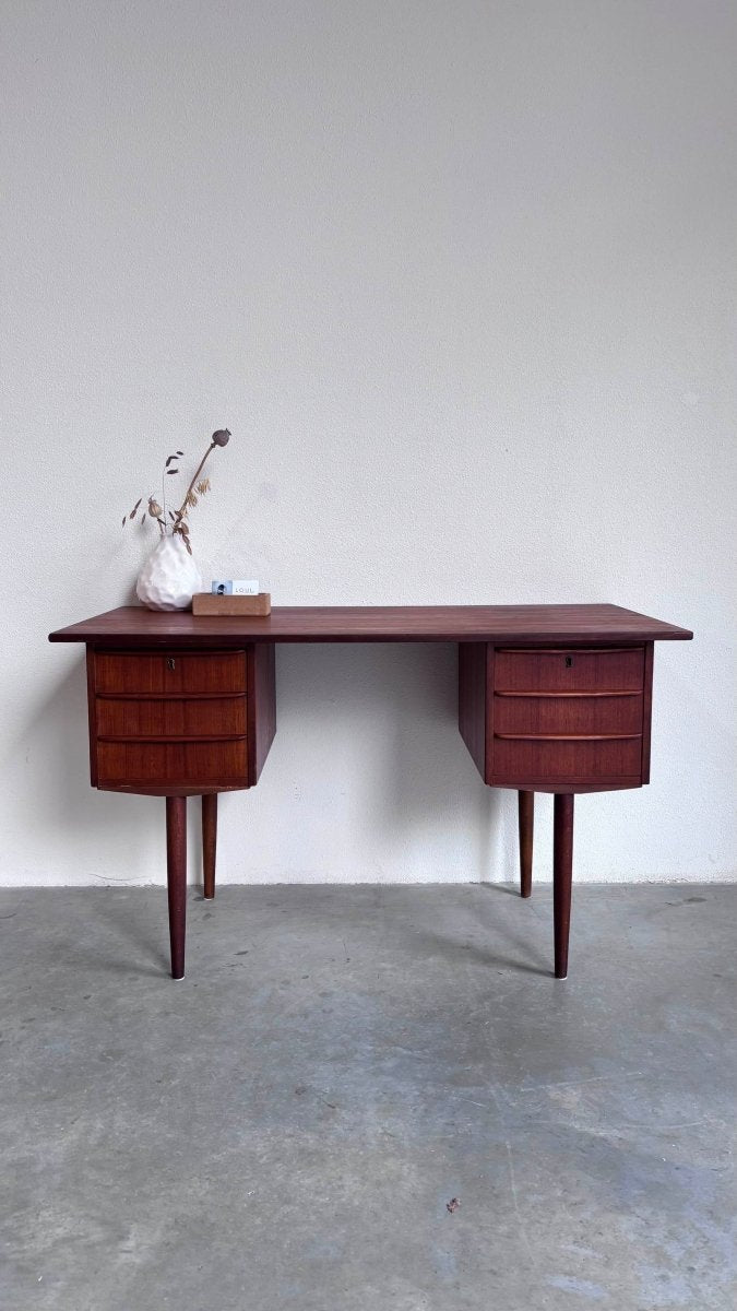 
                  
                    Vintage bureau teak hoge poten - LOUI.STORE
                  
                