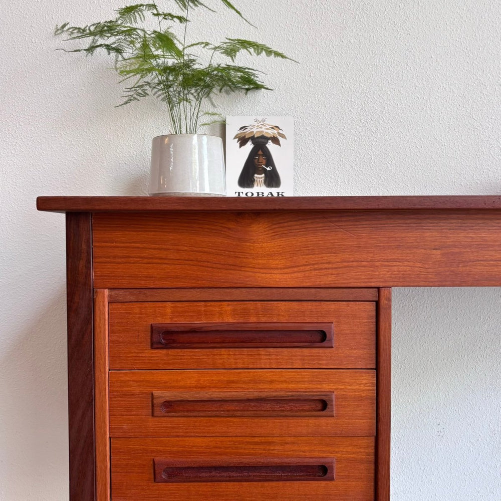 
                  
                    Vintage bureau teak rechte greep - LOUI.STORE
                  
                