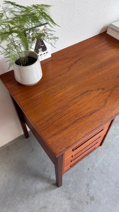 
                  
                    Vintage bureau teak rechte greep - LOUI.STORE
                  
                