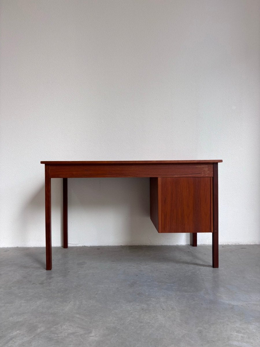 
                  
                    Vintage bureau teak rechte greep - LOUI.STORE
                  
                