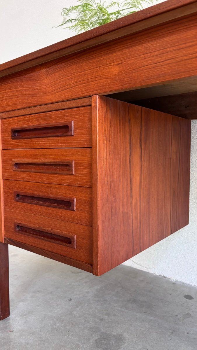 
                  
                    Vintage bureau teak rechte greep - LOUI.STORE
                  
                