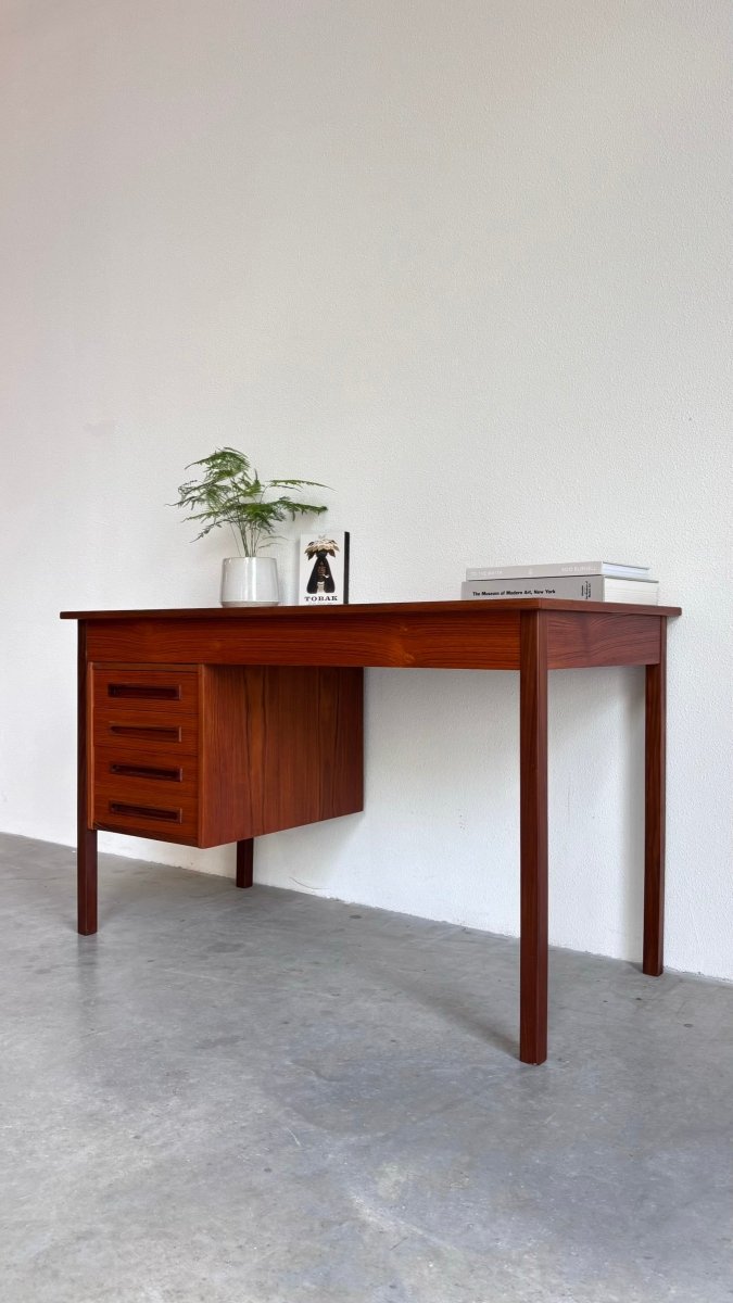 
                  
                    Vintage bureau teak rechte greep - LOUI.STORE
                  
                
