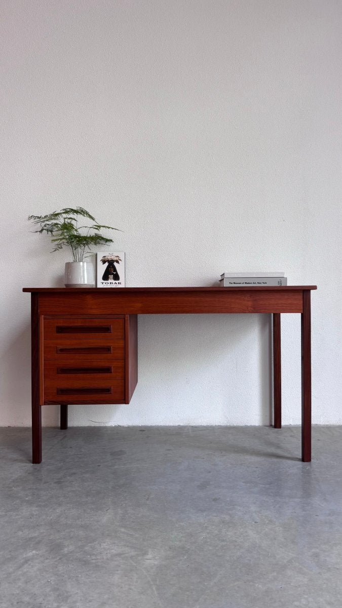 
                  
                    Vintage bureau teak rechte greep - LOUI.STORE
                  
                