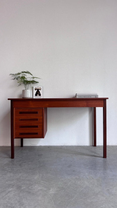 
                  
                    Vintage bureau teak rechte greep - LOUI.STORE
                  
                