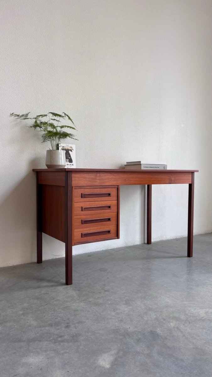 
                  
                    Vintage bureau teak rechte greep - LOUI.STORE
                  
                