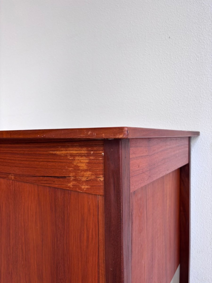 
                  
                    Vintage bureau teak rechte greep - LOUI.STORE
                  
                