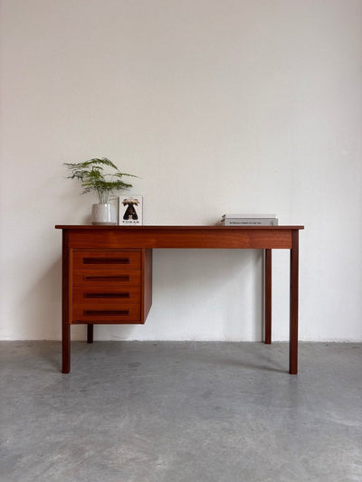 
                  
                    Vintage bureau teak rechte greep - LOUI.STORE
                  
                