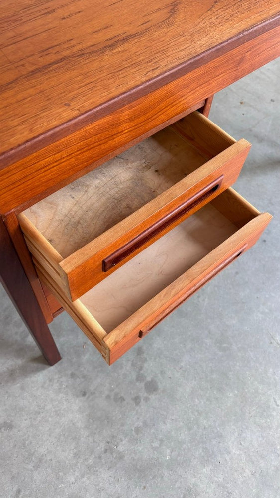 
                  
                    Vintage bureau teak rechte greep - LOUI.STORE
                  
                