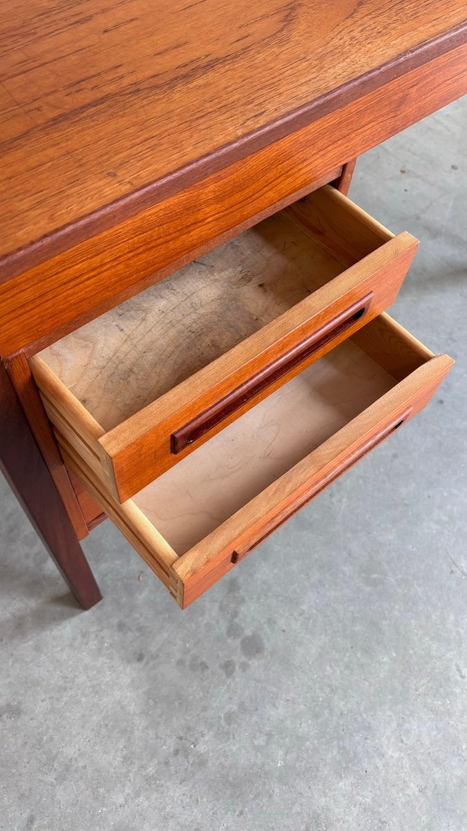 
                  
                    Vintage bureau teak rechte greep - LOUI.STORE
                  
                
