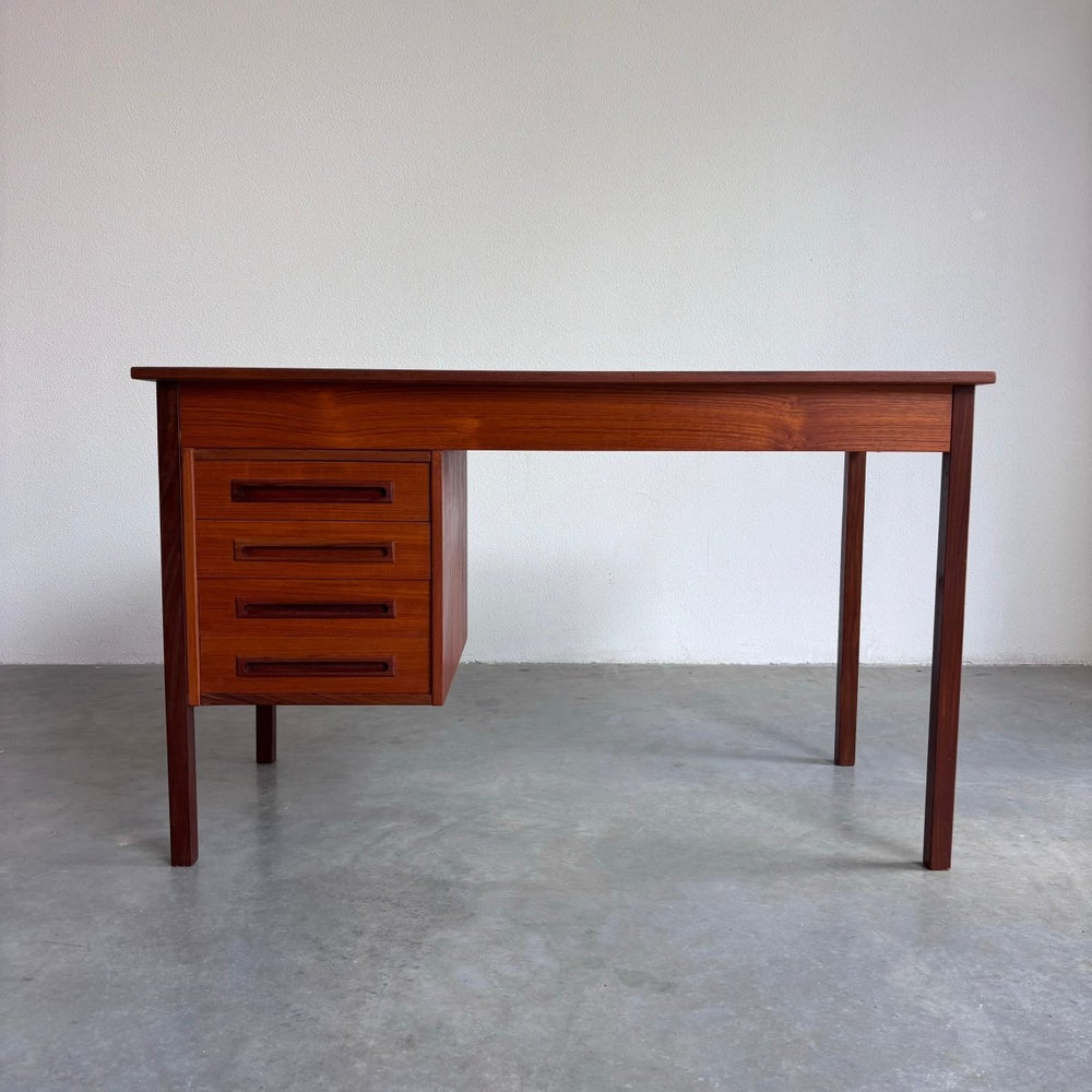 
                  
                    Vintage bureau teak rechte greep - LOUI.STORE
                  
                