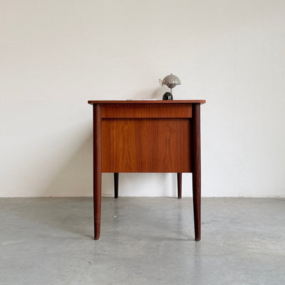 
                  
                    Vintage bureau teak ronde hoek - LOUI
                  
                