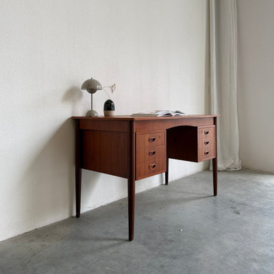 
                  
                    Vintage bureau teak ronde hoek - LOUI
                  
                
