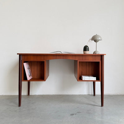 
                  
                    Vintage bureau teak ronde hoek - LOUI
                  
                