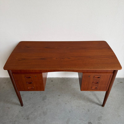 
                  
                    Vintage bureau teak ronde hoek - LOUI
                  
                