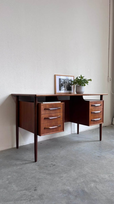 
                  
                    Vintage bureau teak zwevend blad - LOUI.STORE
                  
                