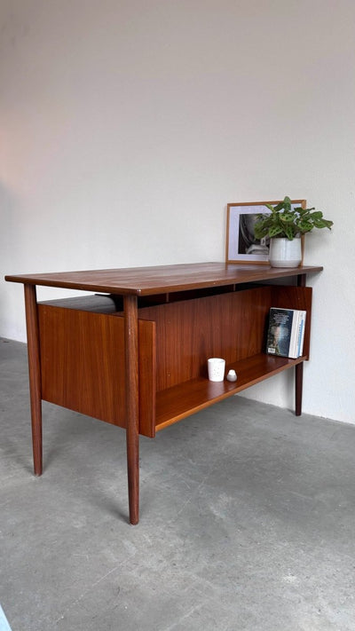 
                  
                    Vintage bureau teak zwevend blad - LOUI.STORE
                  
                