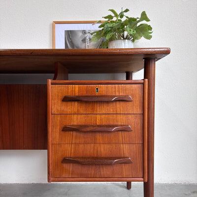 
                  
                    Vintage bureau teak zwevend blad - LOUI.STORE
                  
                