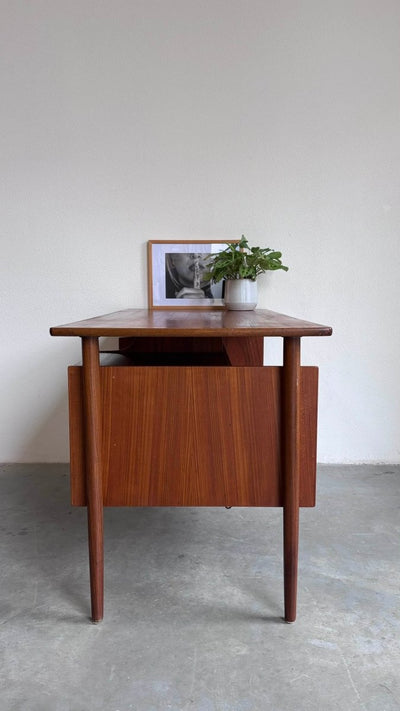
                  
                    Vintage bureau teak zwevend blad - LOUI.STORE
                  
                