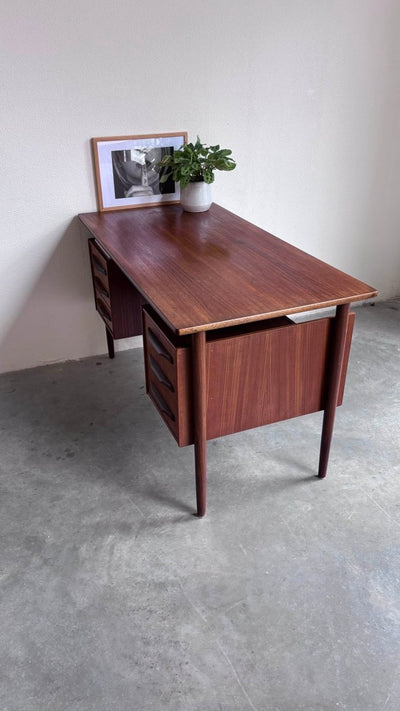 
                  
                    Vintage bureau teak zwevend blad - LOUI.STORE
                  
                