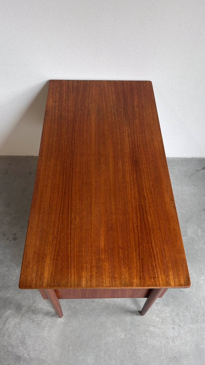 
                  
                    Vintage bureau teak zwevend blad - LOUI.STORE
                  
                