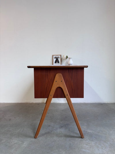 
                  
                    Vintage bureau V - frame - LOUI.STORE
                  
                