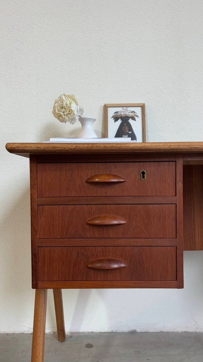 
                  
                    Vintage bureau V - frame - LOUI.STORE
                  
                