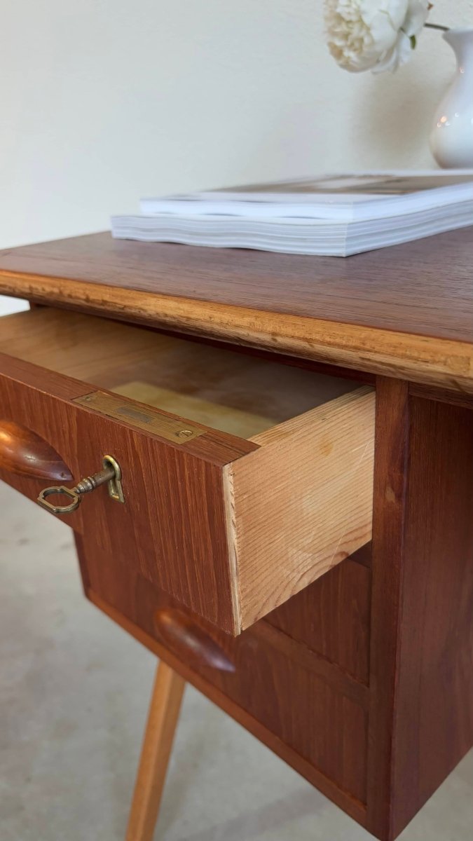 
                  
                    Vintage bureau V - frame - LOUI.STORE
                  
                