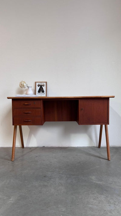 
                  
                    Vintage bureau V - frame - LOUI.STORE
                  
                