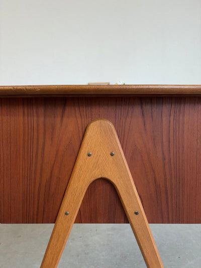 
                  
                    Vintage bureau V - frame - LOUI.STORE
                  
                